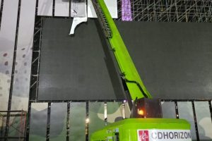5 Keunggulan Boomlift untuk Pemasangan Papan Iklan dan Spanduk di Ketinggian